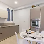 Acogedor, De Diseno Moderno En Zona Antigua Apartamento