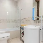 Acogedor, De Diseno Moderno En Zona Antigua *