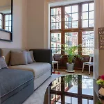 Acogedor, De Diseno Moderno En Zona Antigua *