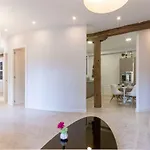 Acogedor, De Diseno Moderno En Zona Antigua *