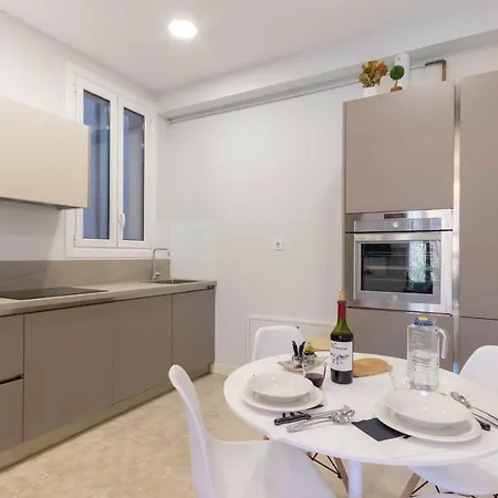 Acogedor, De Diseno Moderno En Zona Antigua Appartement