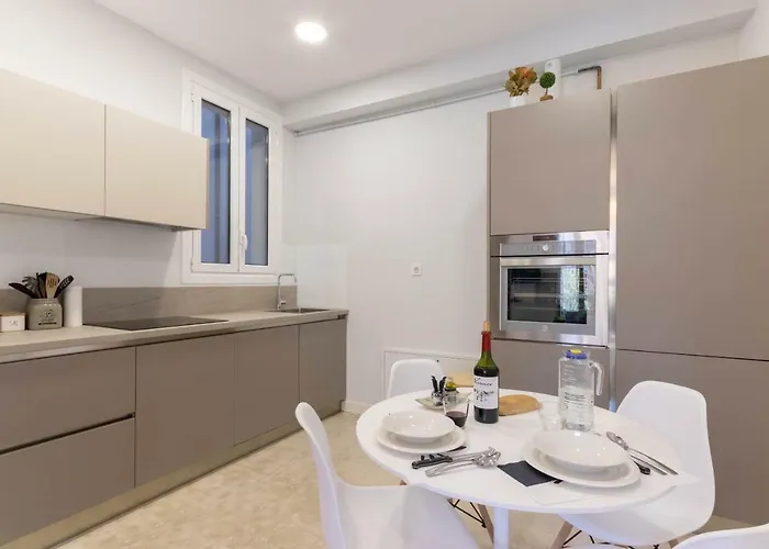 Acogedor, De Diseño Moderno En Zona Antigua Apartamento