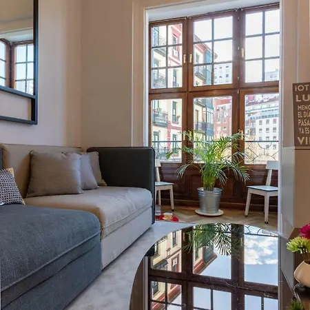 Acogedor, De Diseno Moderno En Zona Antigua *