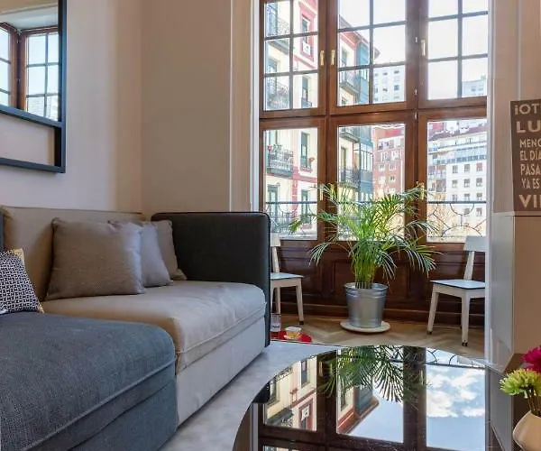 Acogedor, De Diseno Moderno En Zona Antigua *