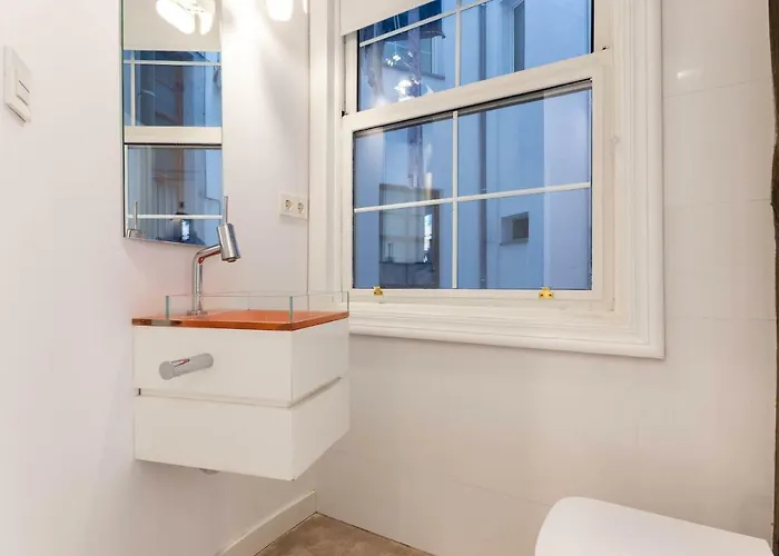 Acogedor, De Diseno Moderno En Zona Antigua Bilbau