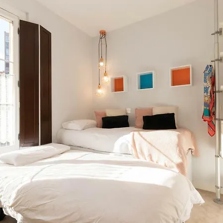 Acogedor, De Diseno Moderno En Zona Antigua *