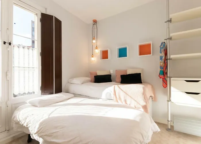 Acogedor, De Diseno Moderno En Zona Antigua *