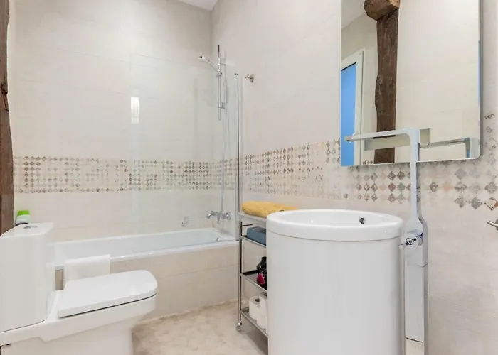 Acogedor, De Diseno Moderno En Zona Antigua *